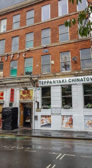 Front of property - Stylish and Charming City Centre apt for 6 (Manchester)