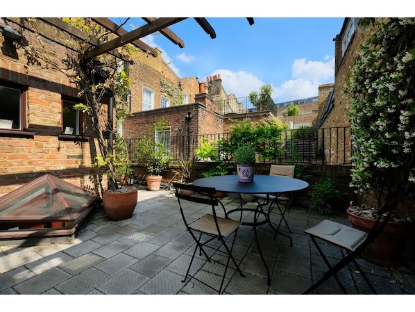Terrace/patio - Renovated House Near Antique Market (London)