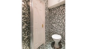 Bathroom - Renovated House Near Antique Market (London)
