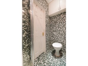 Bathroom - Renovated House Near Antique Market (London)
