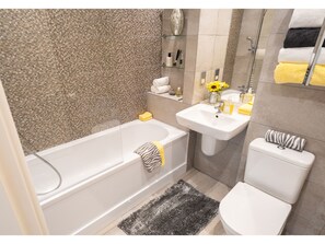 Íbúð (1 Bedroom) | Baðherbergi | Baðker með sturtu, snyrtivörur án endurgjalds, hárblásari, handklæði