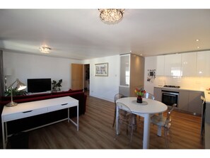 1 bedroom, free WiFi - Stylish Modern 1BR Flat for 4 in Shore Side Leith (Edinburgh)