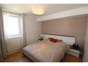1 bedroom, free WiFi - Stylish Modern 1BR Flat for 4 in Shore Side Leith (Edinburgh)