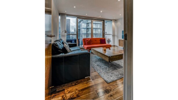 Living area - Stunning, Huge and Elegant apt for 6 in Manchester (Manchester)