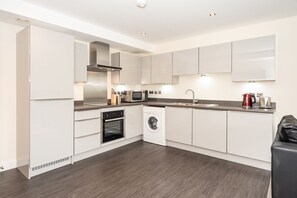 Refrigerador con freezer, microondas, horno, placa de cocina