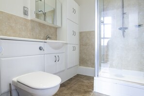 Apartamento (2 Bedrooms) | Banheiro | Produtos de toalete grátis, secador de cabelo, toalhas de banho 