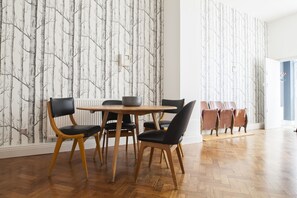 In-room dining - Newly Refurbished 2-bedroom Flat in Shoreditch (London)