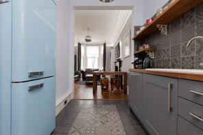 Apartment (2 Bedrooms) | Eigene Küche | Großer Kühlschrank, Mikrowelle, Ofen, Herdplatte