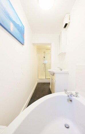 Deep soaking bathtub - Quiet and Spacious 2-bedroom Flat , Sleeps 4 (London)