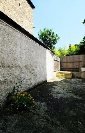 Property grounds - Quiet and Spacious 2-bedroom Flat , Sleeps 4 (London)