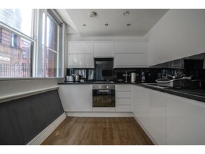 Mikrowelle, Geschirrspüler, Wasserkocher mit Kaffee-/Teezubehör