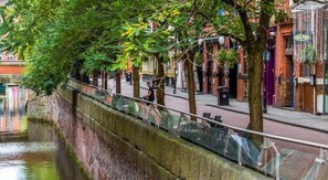 Pool - Stunning 1-bed Flat in Trendy Manchester Sleeps 4 (Manchester)