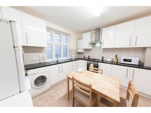 ثلاجة/مجمد بحجم كبير، ميكروويف، ماكينة لصنع القهوة/الشاي