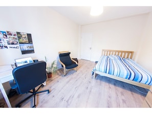 4 bedrooms, desk, free WiFi