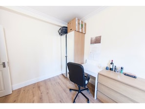 4 bedrooms, desk, free WiFi