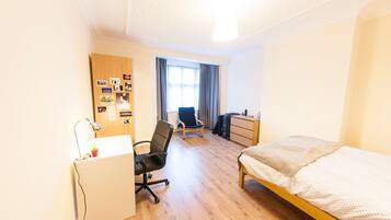 4 bedrooms, desk, free WiFi
