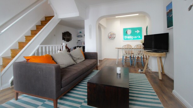 Living room - Terraced Kemptown House With a Balcony by the sea (Brighton)