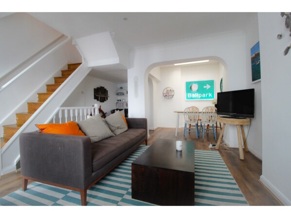 House (3 Bedrooms) | Living room | 30-inch plasma TV with digital channels, TV - Terraced Kemptown House With a Balcony by the sea (Brighton)