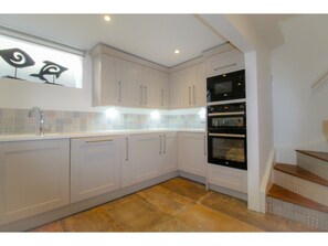 House (3 Bedrooms) | Private kitchen | Full-sized fridge, microwave, oven, stovetop - Terraced Kemptown House With a Balcony by the sea (Brighton)