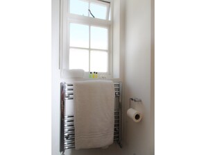 Bathroom - Terraced Kemptown House With a Balcony by the sea (Brighton)