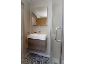 Hus (3 Bedrooms) | Håndvask på badeværelset