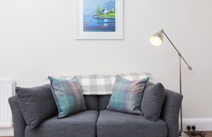 Living area - Spacious 2-br Flat for 4 in Morningside (Edinburgh)