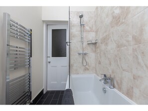 Chuveiro/banheira combinados, produtos de toalete grátis