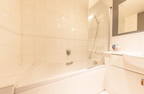 Shower, free toiletries - Stunning View Entire Flat Excel Canary Wharf - Sleeps 4 (London)