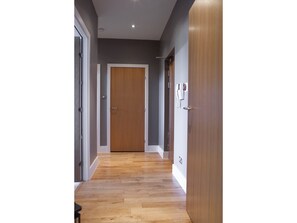 Hallway - Spacious 2BR Central Glasgow Flat for 4 (Glasgow)