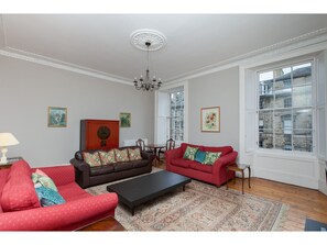 Living area - Spacious, Elegant 4BR New Town Flat For 9 (Edinburgh)