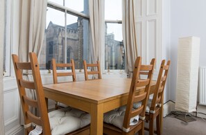 In-room dining - Spacious, Bright 5-br Flat for 10 in Edinburgh (Edinburgh)