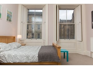 5 bedrooms, desk, free WiFi - Spacious, Bright 5-br Flat for 10 in Edinburgh (Edinburgh)