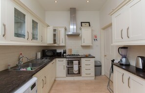 Full-size fridge, microwave, stovetop, coffee/tea maker - Spacious, Bright 5-br Flat for 10 in Edinburgh (Edinburgh)