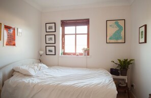 Apartment (2 Bedrooms) | 2 bedrooms, iron/ironing board, free WiFi, bed sheets - Sunny Flat W/parking Near Royal Botanic Garden (Edinburgh)