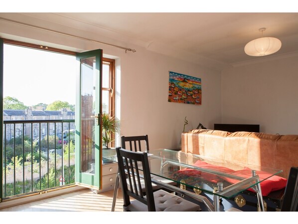 Apartment (2 Bedrooms) | In-room dining - Sunny Flat W/parking Near Royal Botanic Garden (Edinburgh)