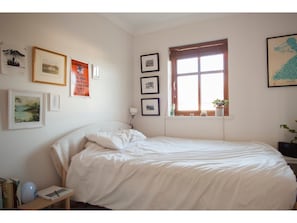 Apartment (2 Bedrooms) | 2 bedrooms, iron/ironing board, free WiFi, bed sheets - Sunny Flat W/parking Near Royal Botanic Garden (Edinburgh)
