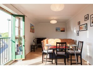 Apartment (2 Bedrooms) | Essbereich im Zimmer