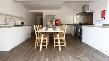 House (Multiple Bedrooms) | In-room dining