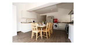 Ferienhaus (Multiple Bedrooms) | Essbereich im Zimmer