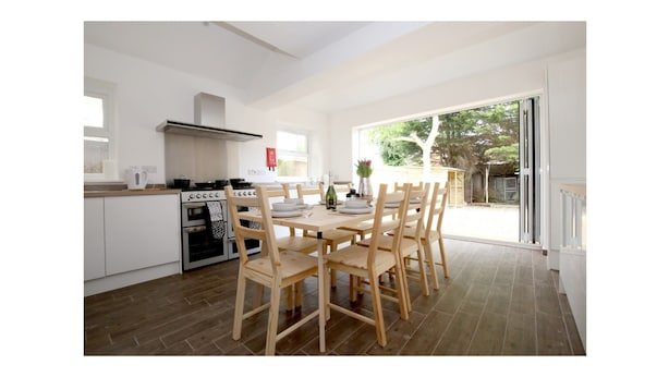 Unclassified image, 1 of 36, button - Victorian Home for 11 Guests - Trendy East Oxford (Oxford)