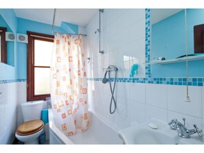 Combined shower/tub, free toiletries, hair dryer, towels