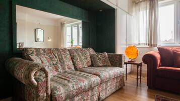 House (5 Bedrooms) | Living area | 30-inch TV with digital channels, fireplace