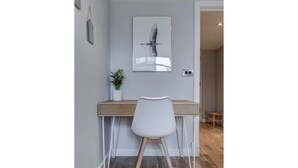 In-room business center - Stylish and Modern 1-br Flat in Ancoats, Sleeps 4 (Manchester)