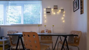 In-room dining - Spacious 2BR Modern Flat in London (London)
