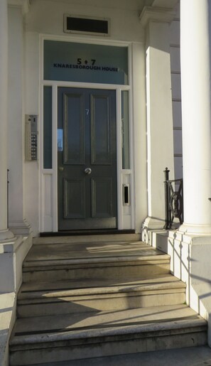 Property entrance - Quiet, Cozy 1BR Flat for 2 in Earls Court (London)