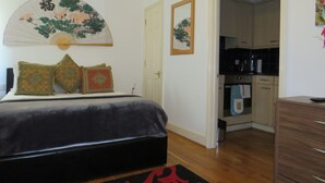Appartement (1 Bedroom) | 1 chambre, fer et planche à repasser, Wi-Fi gratuit, draps fournis
