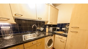 Appartement (1 Bedroom) | Cuisine privée | Cafetière/bouilloire, grand réfrigérateur, micro-ondes, four