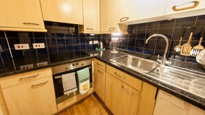 Appartement (1 Bedroom) | Cuisine privée | Cafetière/bouilloire, grand réfrigérateur, micro-ondes, four
