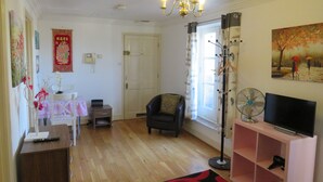 Appartement (1 Bedroom) | Salle de séjour | Télévision de 30 pouces avec chaînes numériques