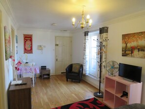 Apartemen (1 Bedroom) | Ruang keluarga | Televisi 30-inci dengan saluran TV digital